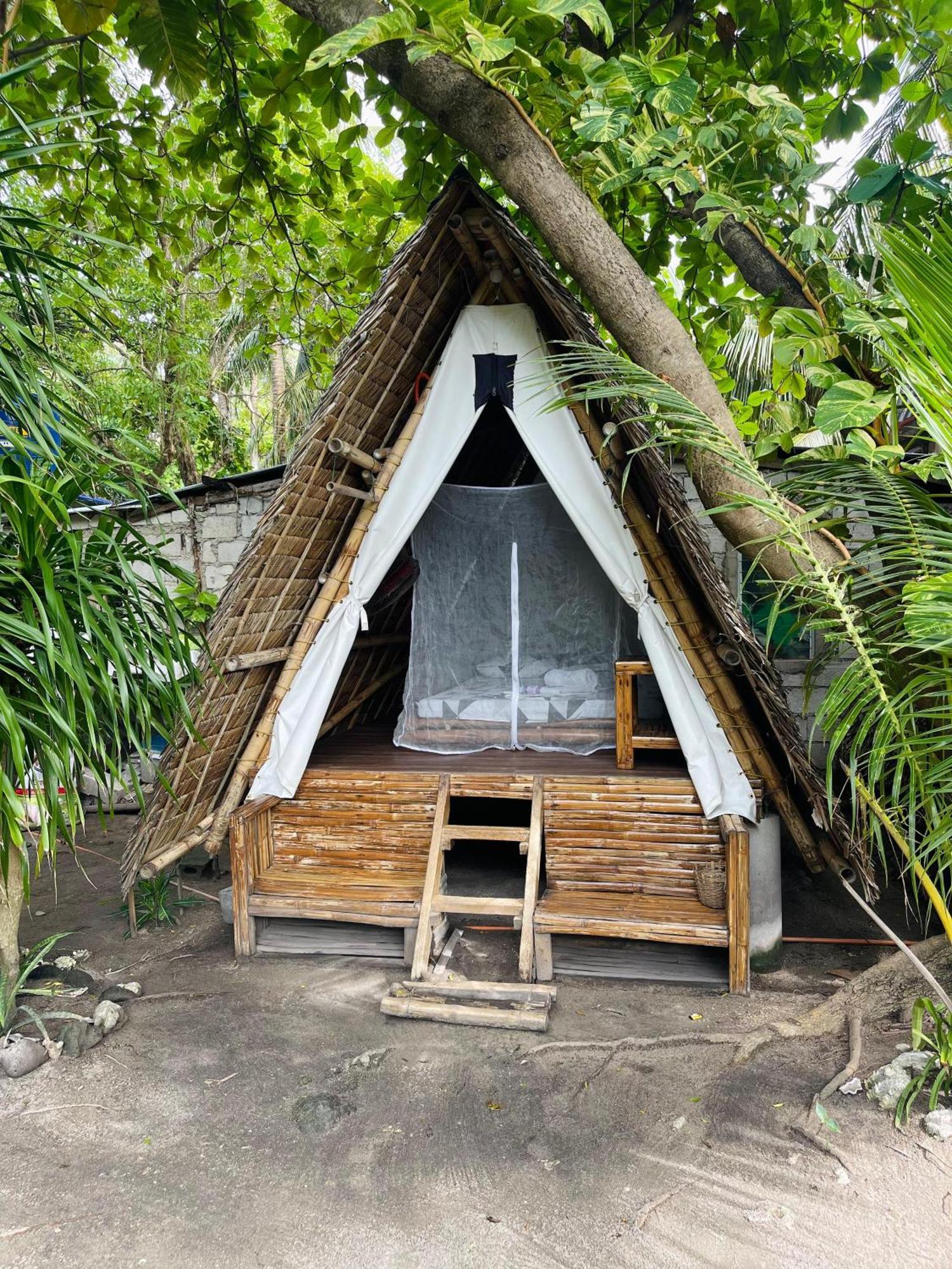 Georgia'S Neverland Hostel Malapascua Extérieur photo
